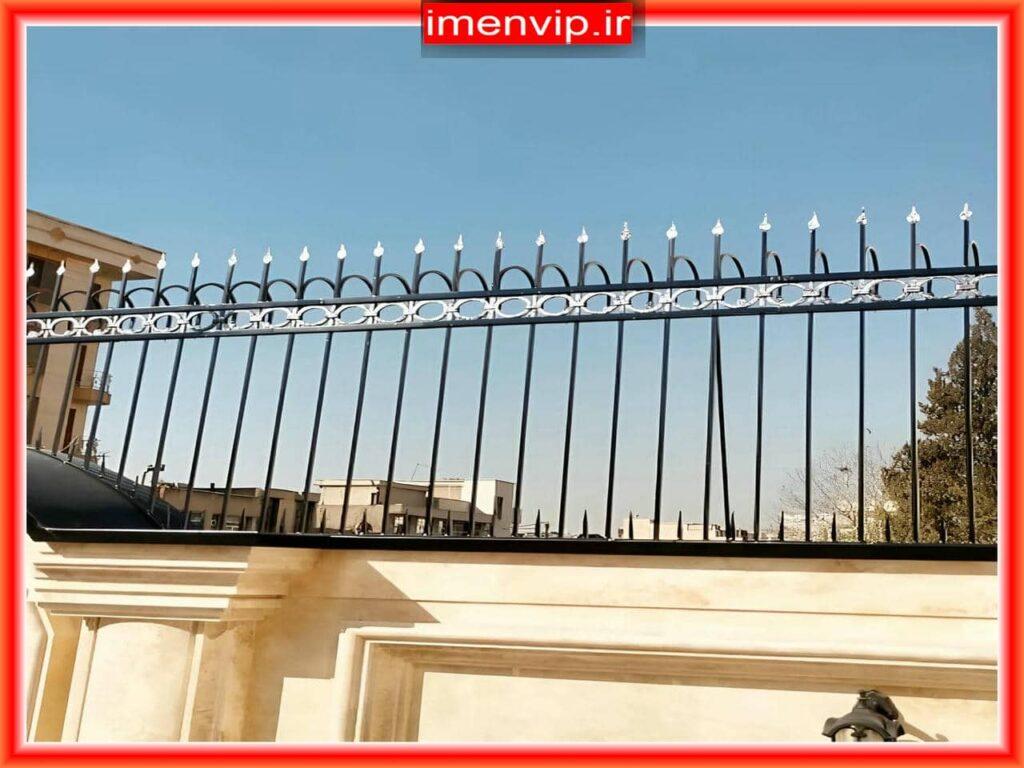 امنیت حفاظ دیوار و نرده روی دیوار آهنی