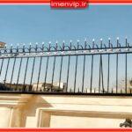 امنیت حفاظ دیوار و نرده روی دیوار آهنی