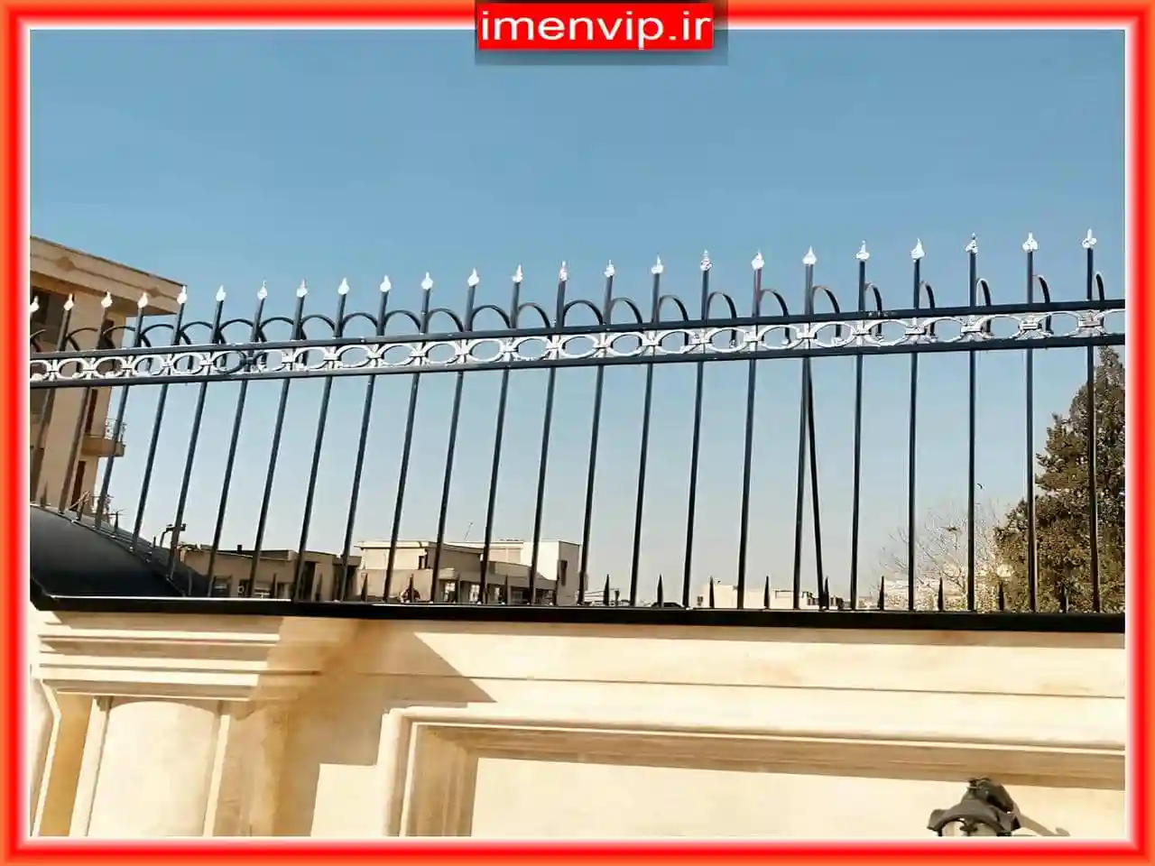 امنیت حفاظ دیوار و نرده روی دیوار آهنی