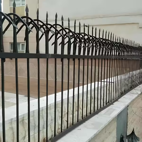 حفاظ سرنیزه ای نصب شده بر روی دیوار