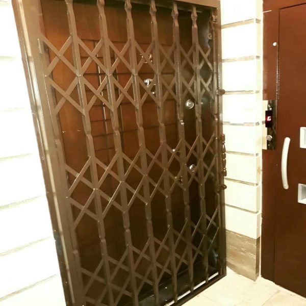 نمای نزدیک تسمه فولادی درب آکاردئونی ضد سرقت