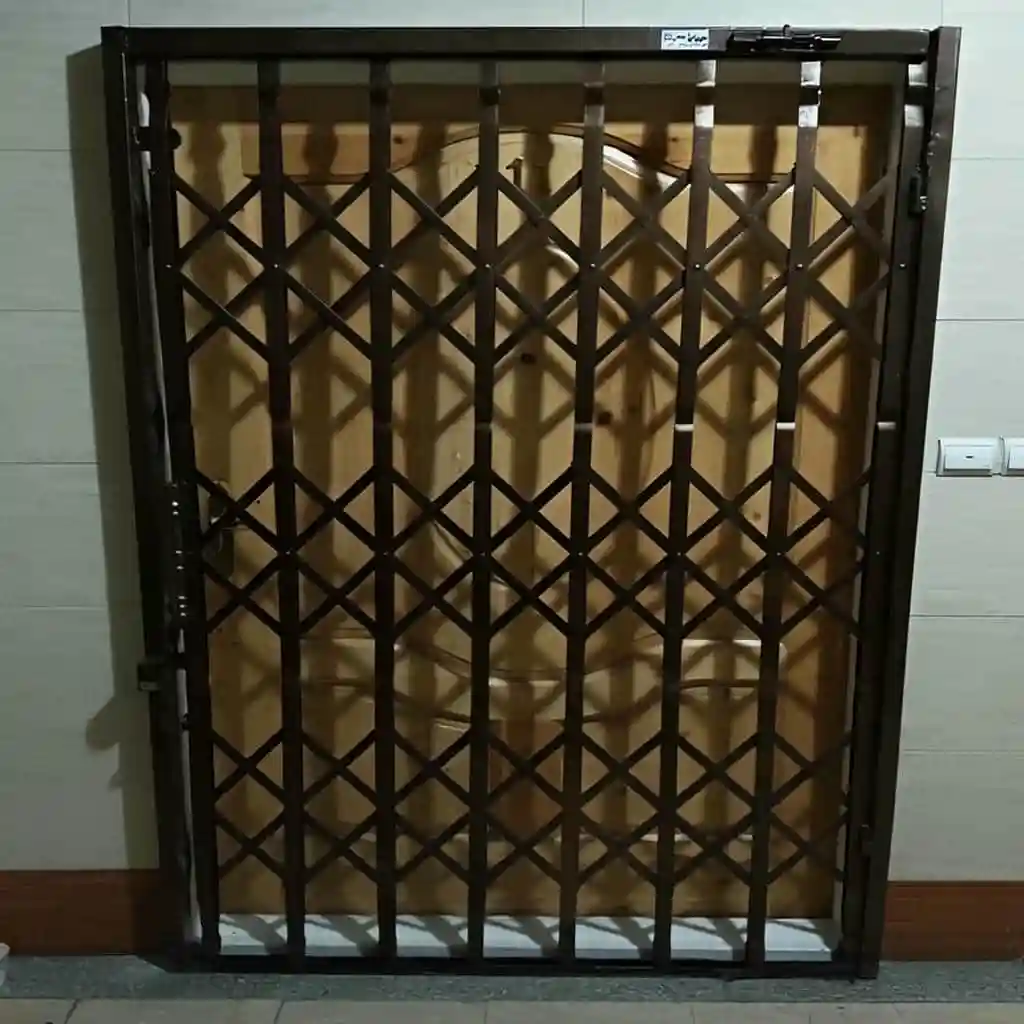 عکس نصب درب آکاردئونی در ورودی ساختمان