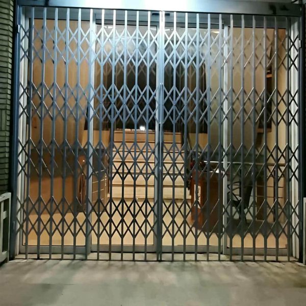 نمای نزدیک تسمه فولادی درب آکاردئونی