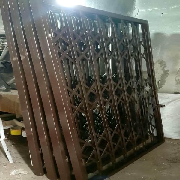 عکس نصب درب آکاردئونی در ورودی ساختمان