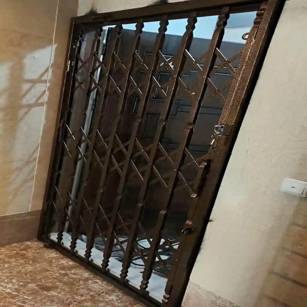 نمای نزدیک تسمه فولادی درب آکاردئونی