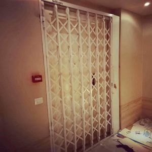 عکس درب آکاردئونی سه گل معمولی