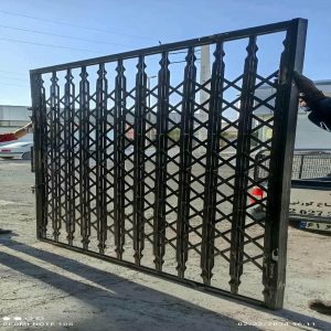 عکس نصب درب آکاردئونی در ورودی ساختمان