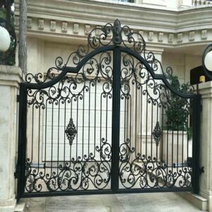درب حیاط فرفورژه در طراحی ورودی ساختمان های لوکس