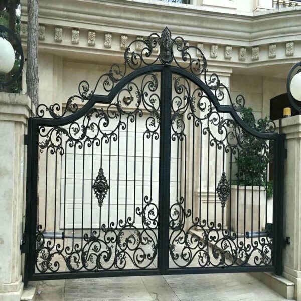 درب حیاط فرفورژه در طراحی ورودی ساختمان های لوکس