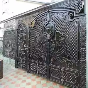درب فلزی با تزئینات فرفورژه