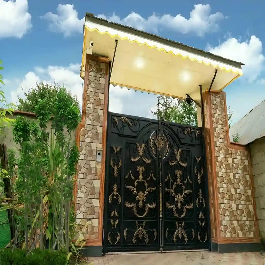 نمونه عکس درب حیاط آهنی با رنگ سفید و مشکی