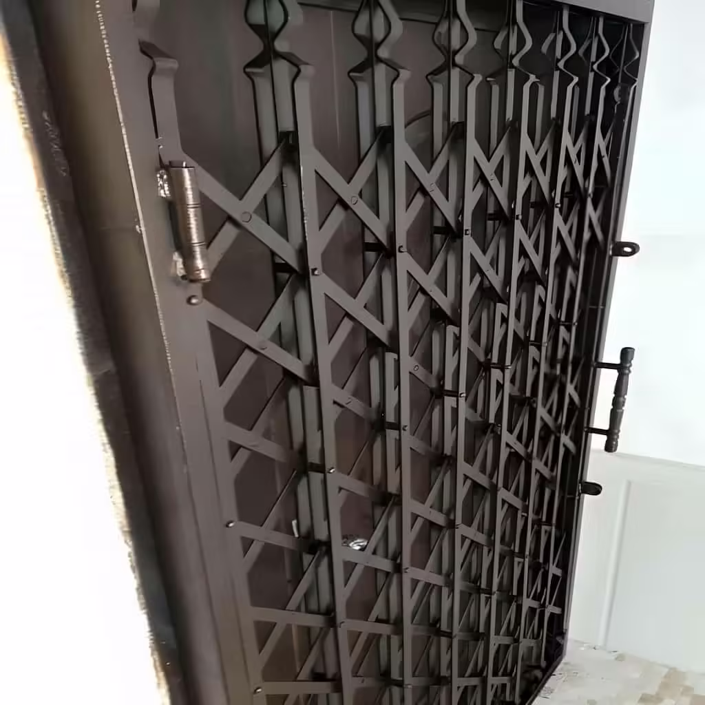 نمای نزدیک تسمه فولادی حفاظ آکاردئونی تمام گل دوبل چهار جداره