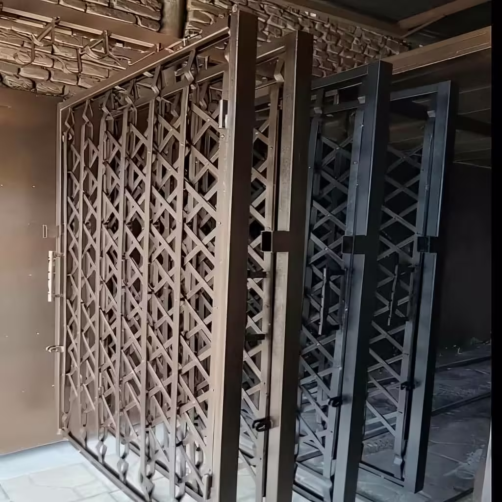 تصویر نصب حفاظ آکاردئونی تمام گل دوبل چهار جداره مشکی