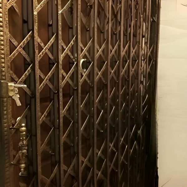 تصویر جمع‌شدن حفاظ آکاردئونی تمام گل سلطنتی کنار دیوار