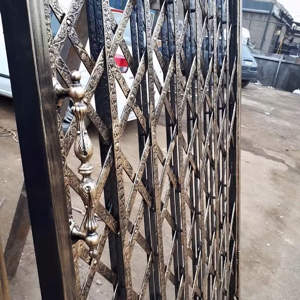 تصویر نصب حفاظ آکاردئونی تمام گل سلطنتی مشکی