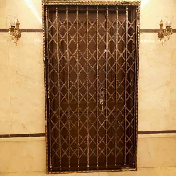 نمای نزدیک تسمه فولادی حفاظ آکاردئونی تمام گل سلطنتی