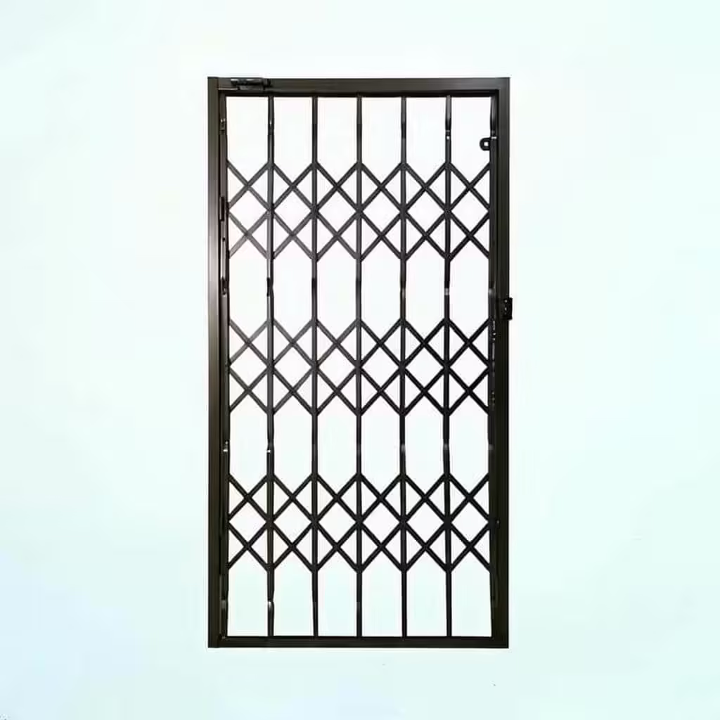 تصویر نصب حفاظ آکاردئونی سه گل تسمه ۲ سانتی مشکی در ورودی آپارتمان