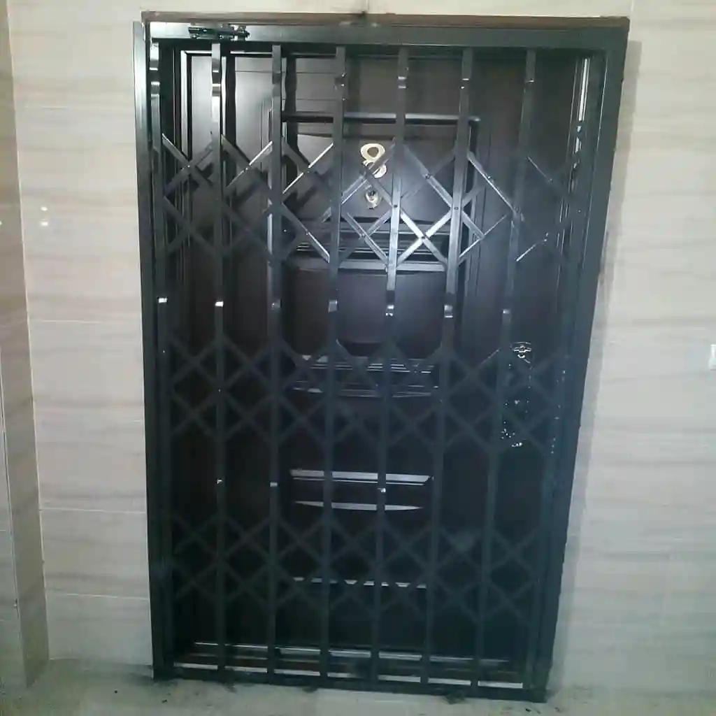 نمای نزدیک تسمه و قفل مخفی حفاظ آکاردئونی سه گل تسمه ۲.۵ سانتی متر