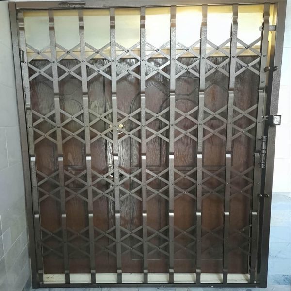 تصویر جمع‌شدن حفاظ آکاردئونی ۴ گل تسمه ۲.۵ سانتی متر کنار دیوار