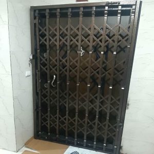 تصویر نصب حفاظ آکاردئونی ۴ گل تسمه ۲.۵ سانتی متر مشکی