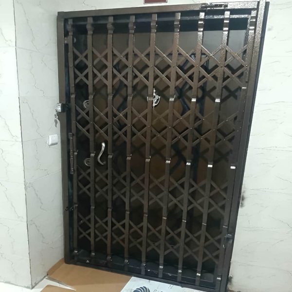 تصویر نصب حفاظ آکاردئونی ۴ گل تسمه ۲.۵ سانتی متر مشکی