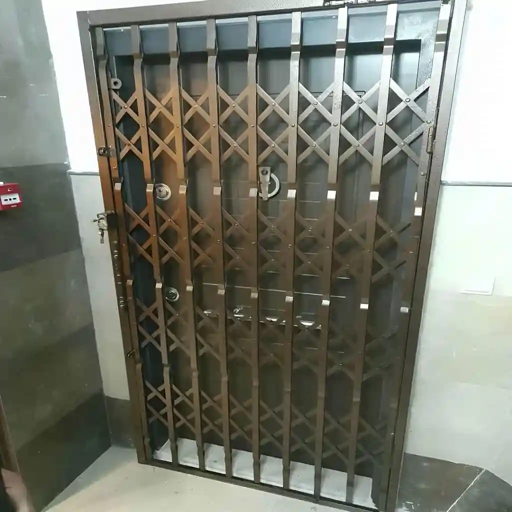 نمای نزدیک تسمه فولادی حفاظ آکاردئونی ۴ گل تسمه ۲.۵ سانتی متر