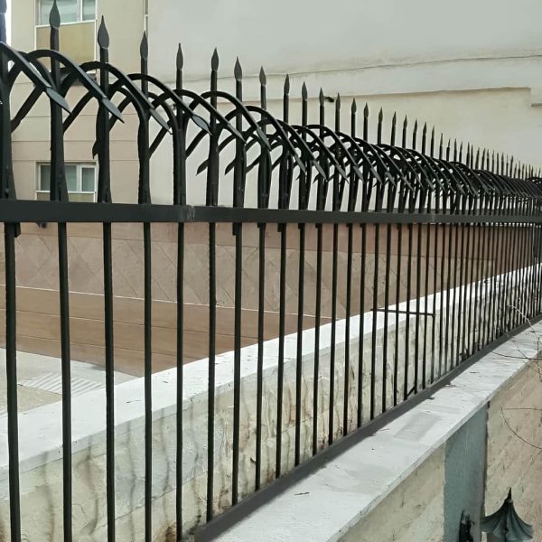 حفاظ سرنیزه ای نصب شده بر روی دیوار