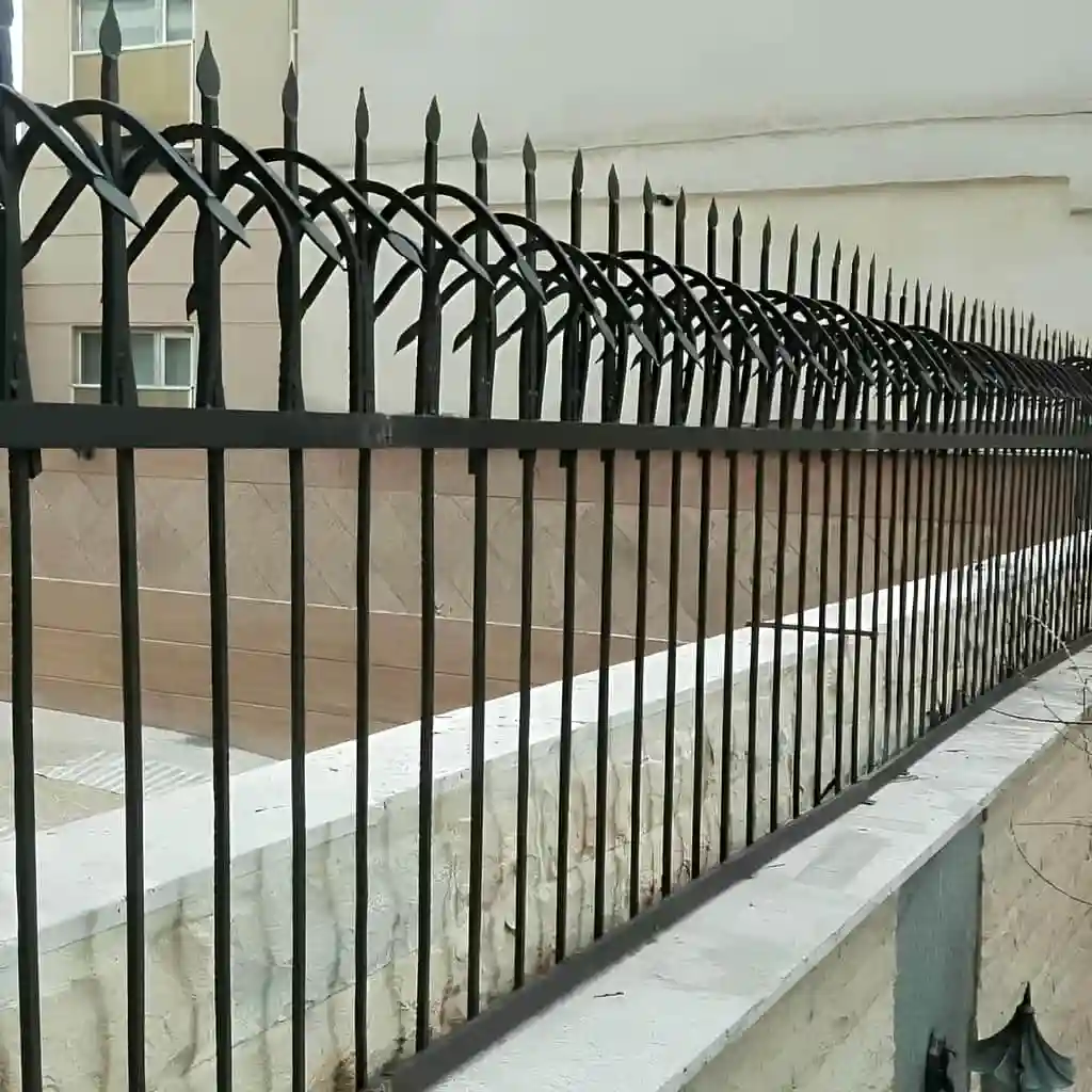 حفاظ سرنیزه ای نصب شده بر روی دیوار