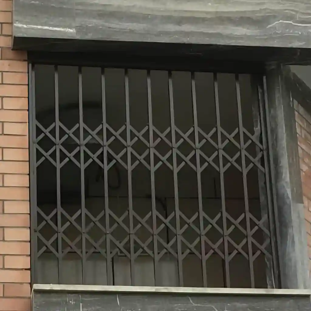 حفاظ پنجره متحرک ریلی آکاردئون با رنگ سفید و طلایی