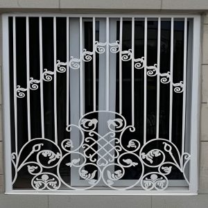 تزئینات گل‌مانند در حفاظ پنجره مدل بهار