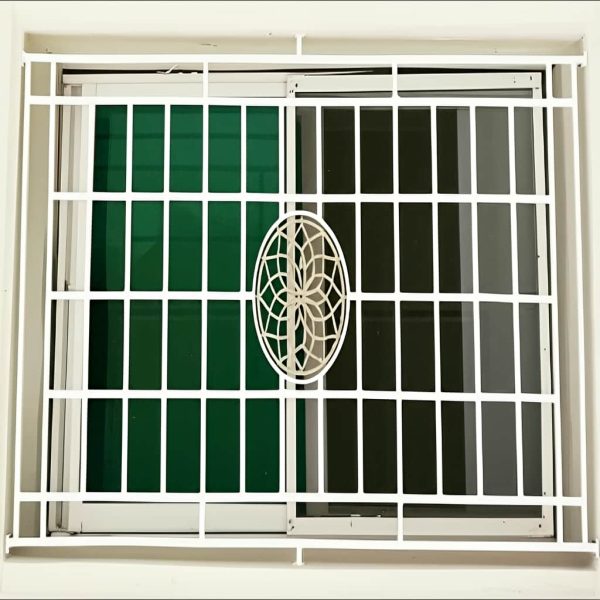 حفاظ پنجره مدل خورشیدی نصب شده روی پنجره کشویی