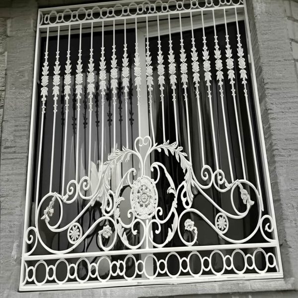حفاظ پنجره مدل سلطنتی گلبرگ در نمای کلاسیک