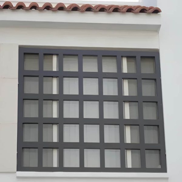 جزئیات طراحی مربعی در حفاظ پنجره