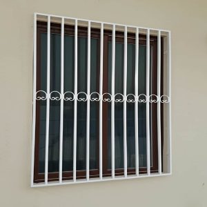 حفاظ پنجره مدل نعل اسبی در نمای ساختمان