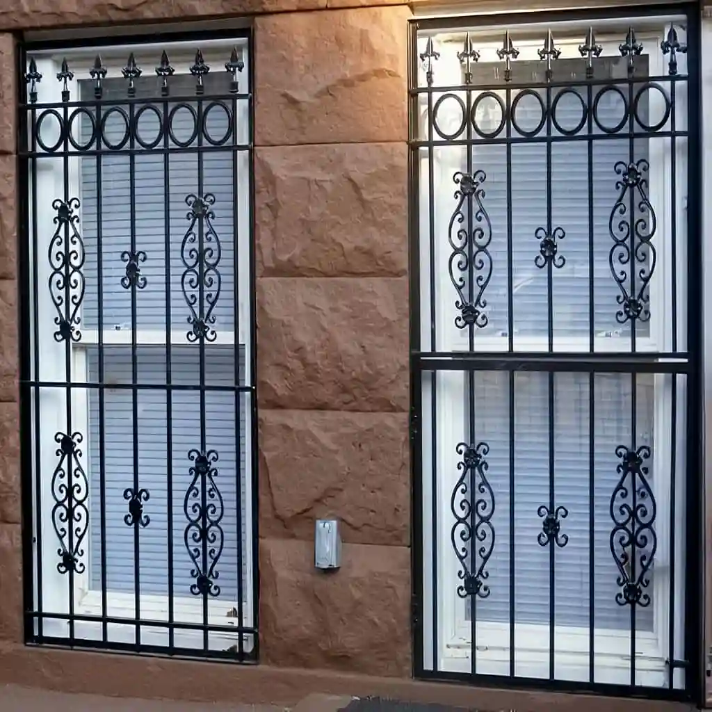 حفاظ پنجره مدل نقشینه با طراحی فرفورژه دست ساز