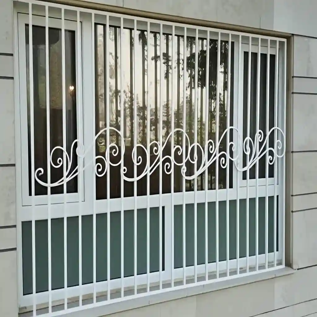 حفاظ پنجره مدل گل نیلوفری در نمای کلاسیک