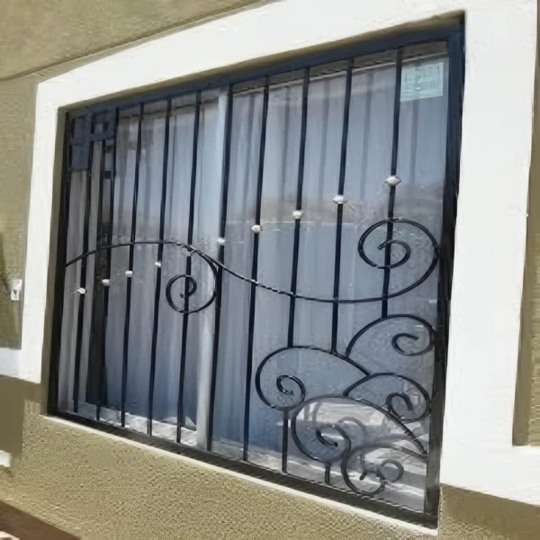 حفاظ پنجره مدل گل پیچ نصب شده