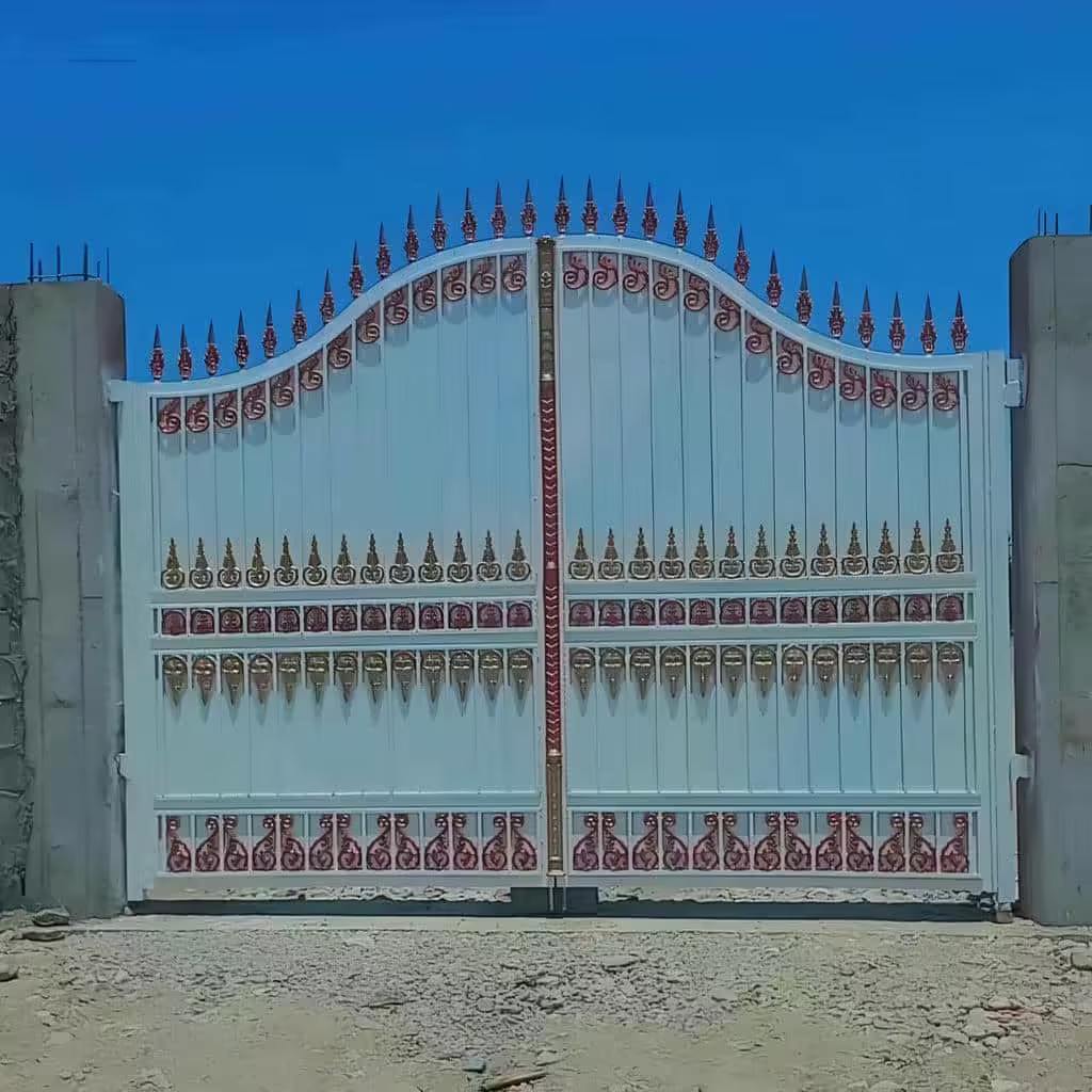 درب فرفورژه انگلیسی با رنگ طلایی مناسب ساختمان دوبلکس