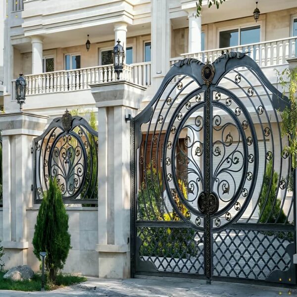 درب دایره مصور در ورودی ویلاهای مدرن