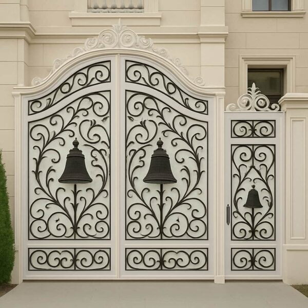 درب فرفورژه زنگوله با تزئینات دست‌ساز