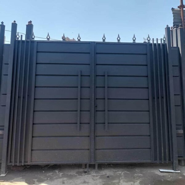 درب رادون نصب شده در ورودی ویلای مدرن
