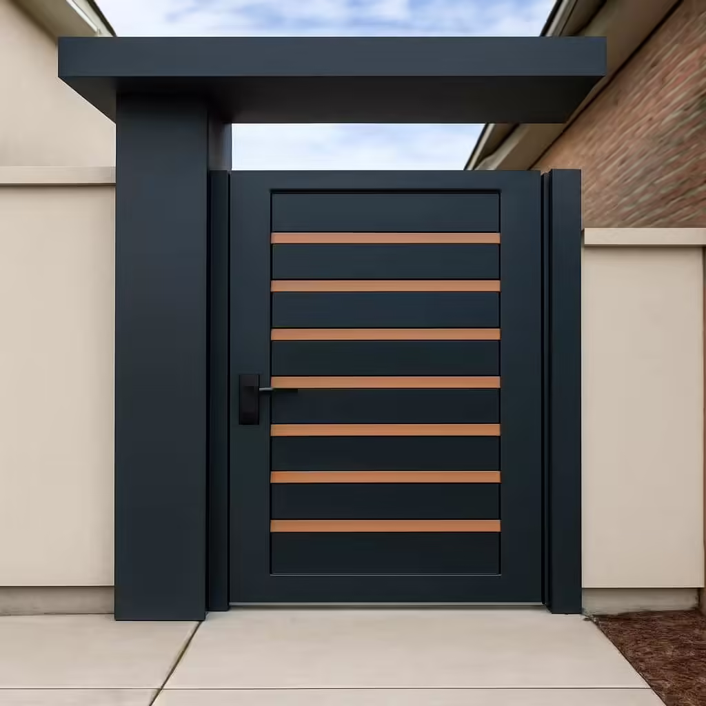 درب لاینورا نصب شده در ورودی ویلای مدرن