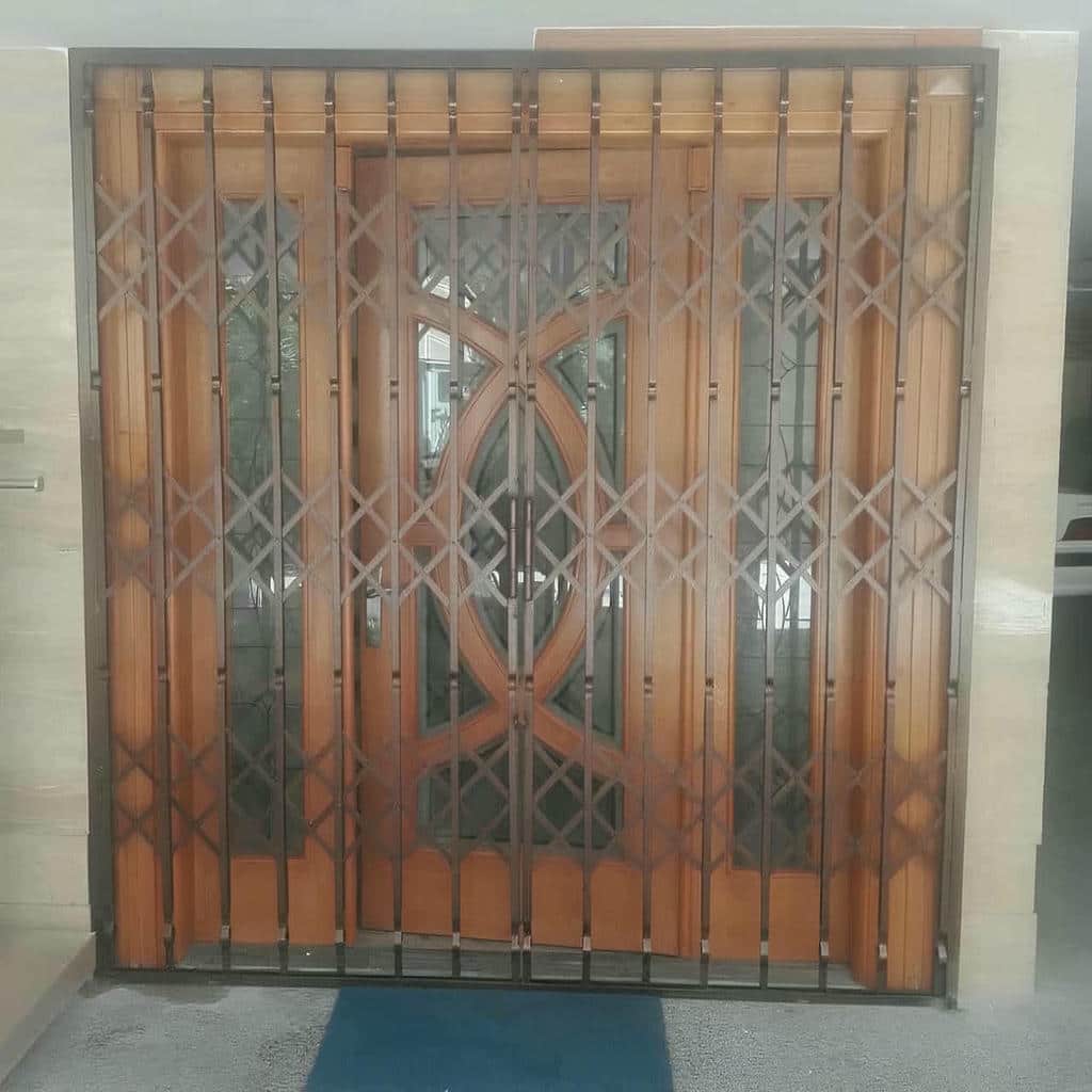 نصب درب آکاردئونی چهارگل در کمال شهر