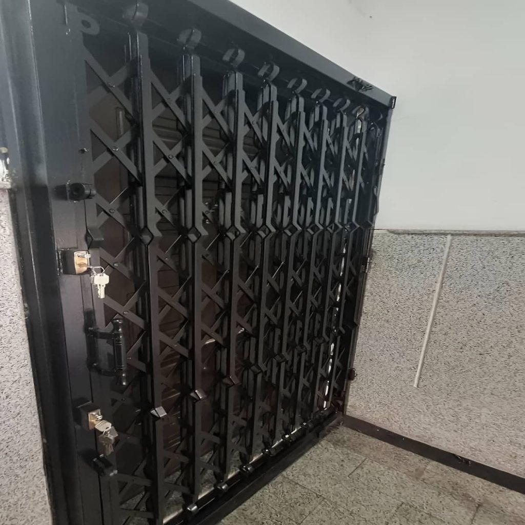 نصب درب آکاردئونی حفاظ ساختمان چهارگل در اراک