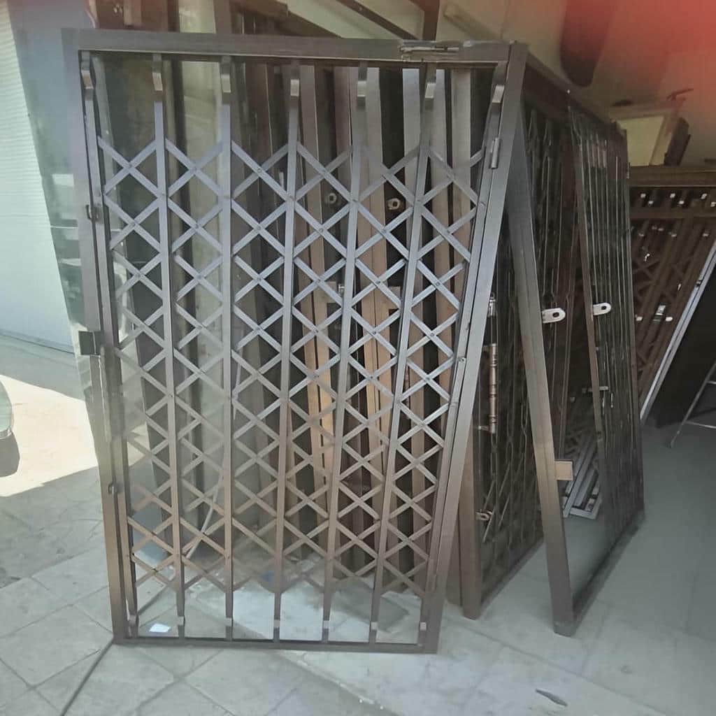 درب آکاردئونی ساختمان در چالوس