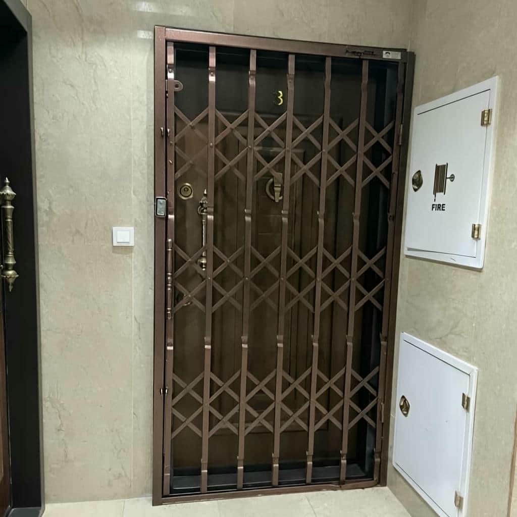نصب درب آکاردئونی ساختمان چهارگل در استان مازندران