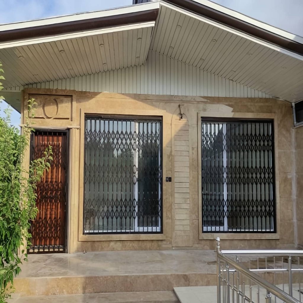 درب آکاردئونی ساختمان در آبادان
