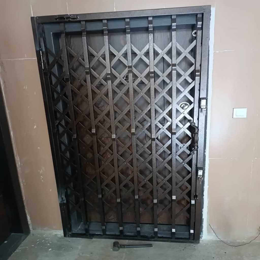 درب آکاردئونی ساختمان در سبزوار