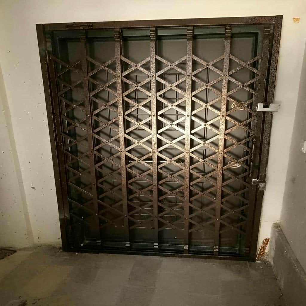 نصب درب آکاردئونی حفاظ ساختمان چهارگل در قشم