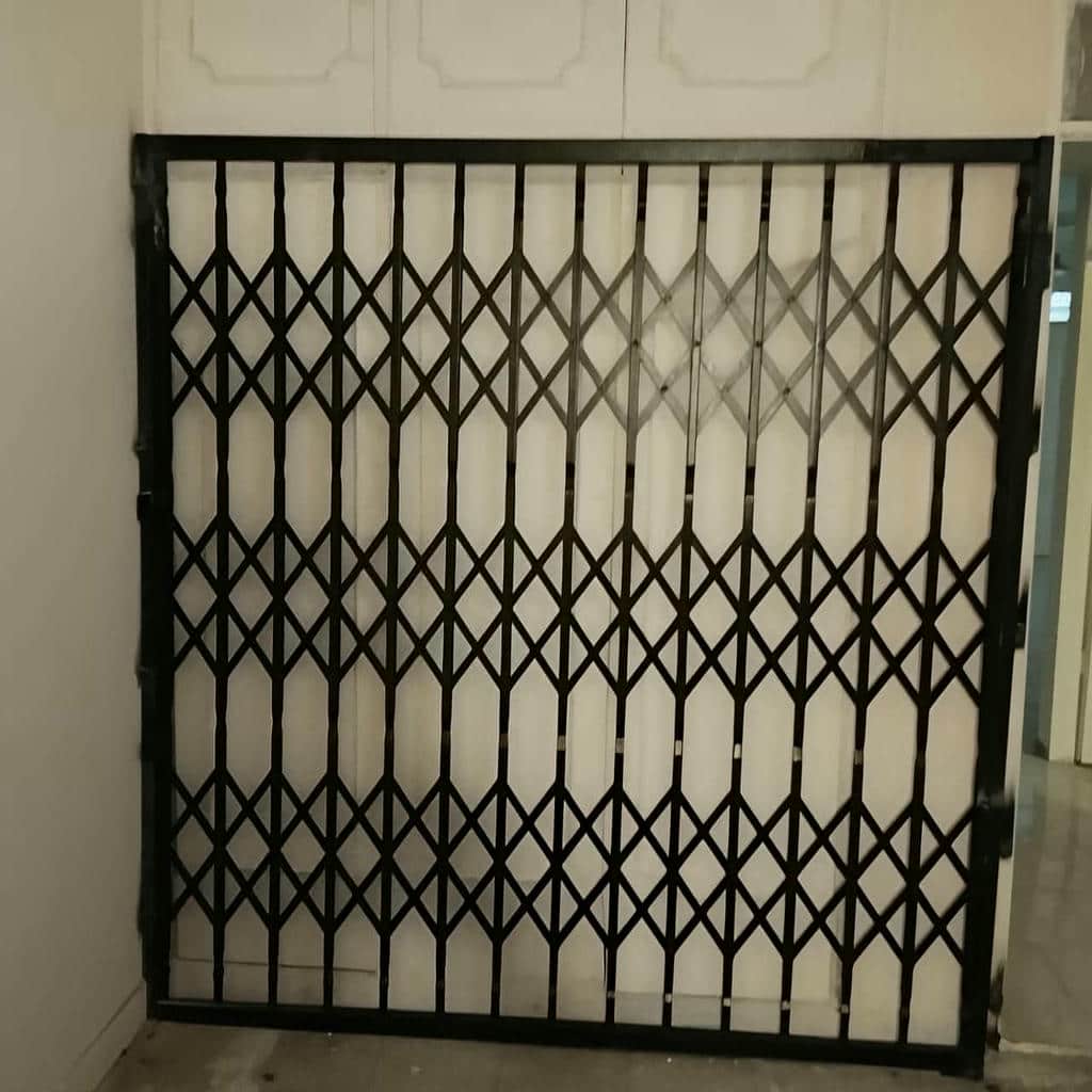 نصب درب آکاردئونی ساختمان چهارگل در استان گیلان